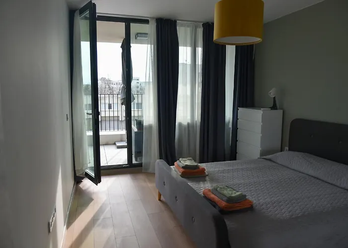 Sunlit Elegance Escape וארנה